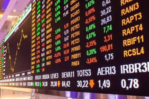 Ibovespa fecha em queda em pregão de ajustes após 11 altas; volume supera R$ 120 bi