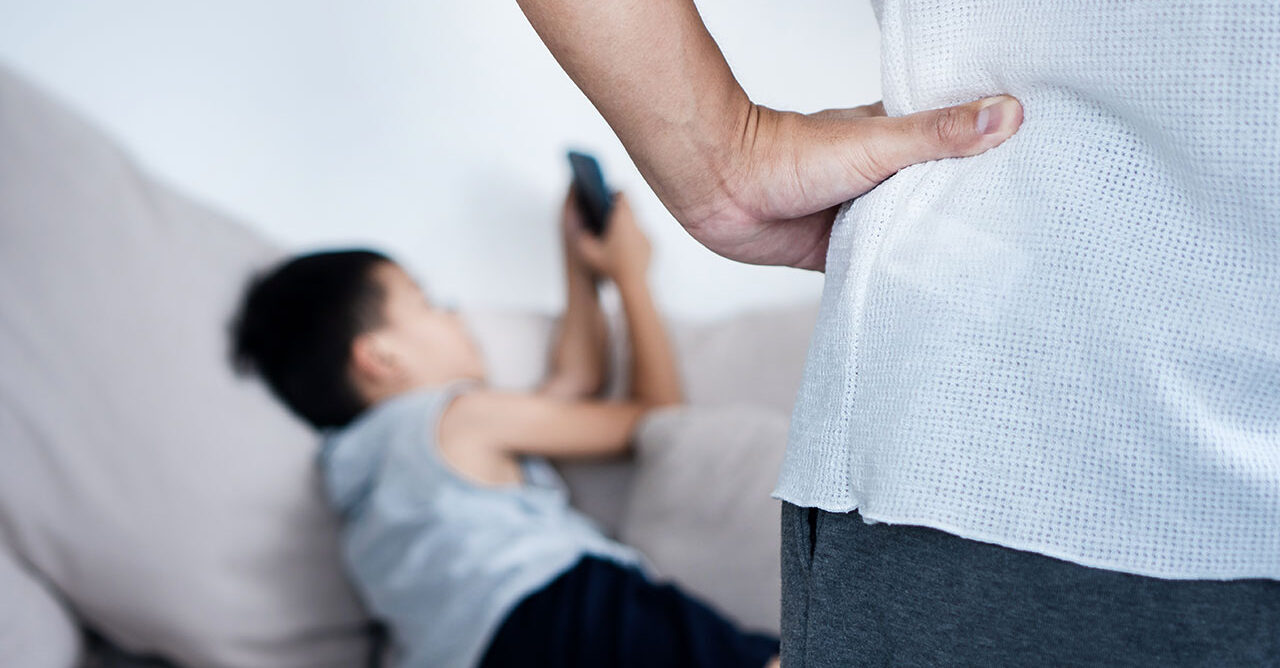 Pais e filhos divergem sobre proibição de rede sociais, diz estudo