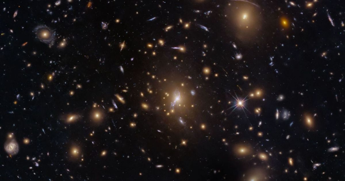 Enxame de galáxias é observado pelo telescópio Hubble; veja