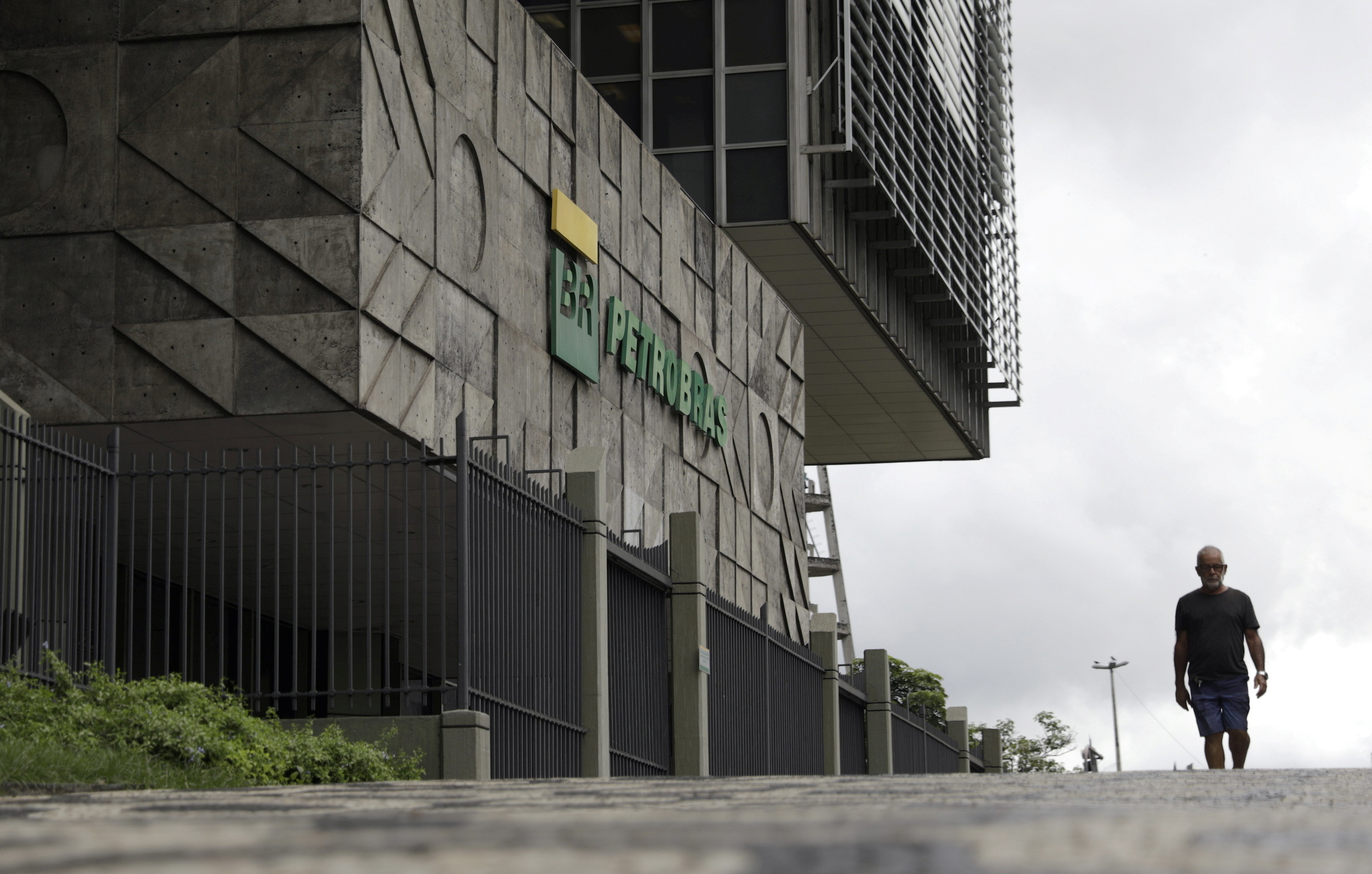 Petrobras deve assinar acordos de cooperação com Pemex neste mês, diz CEO
