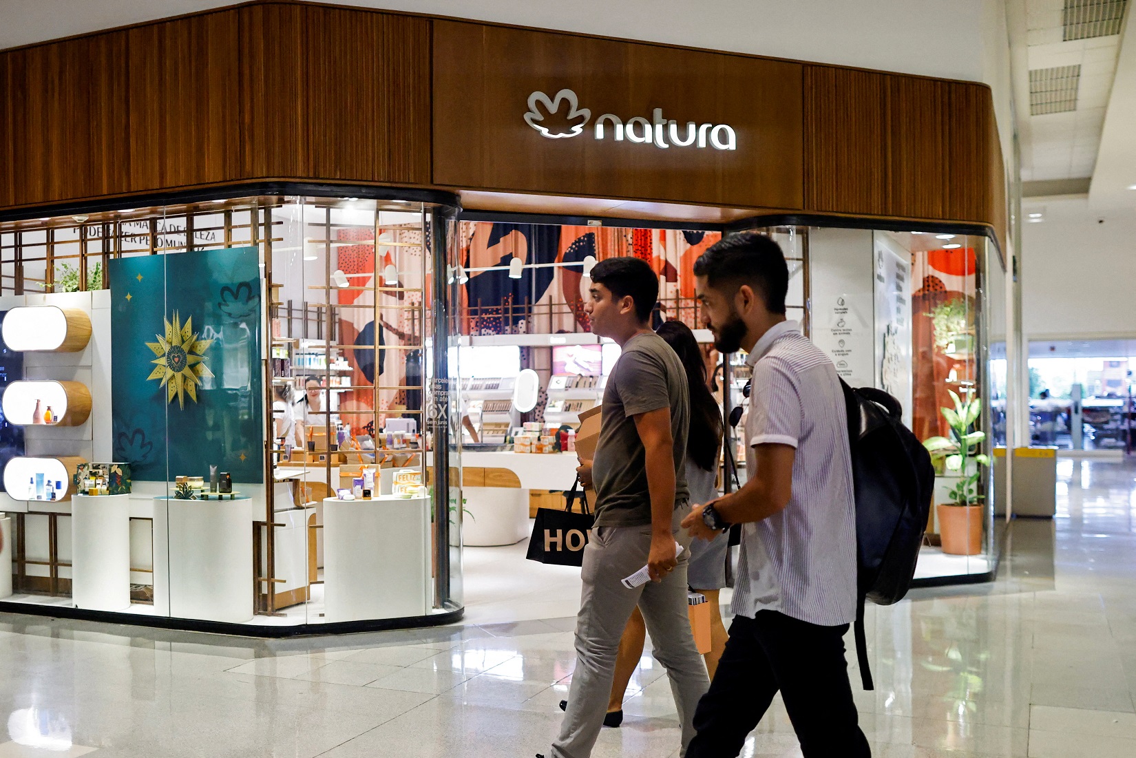 Natura (NATU3) surpreende baixas expectativas e ação sobe 1,5% após balanço do 2T